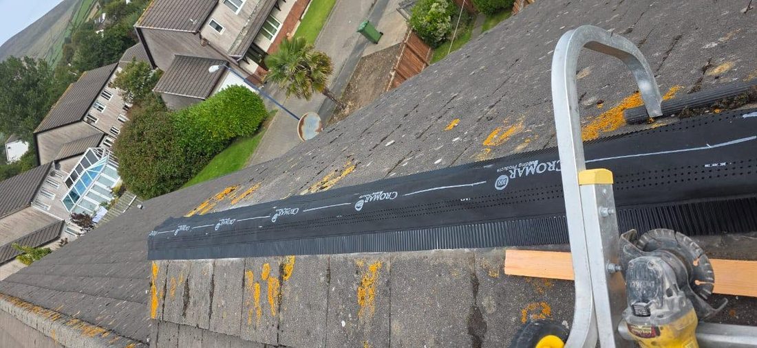 Comb filler and ventilation strip fitted along the eaves