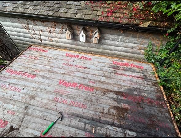 Vapour barrier membrane on a flat roof deck