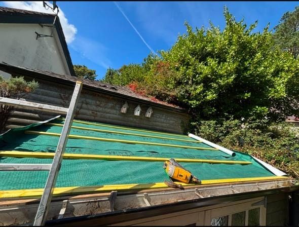 Breather membrane being fitted on a flat roof deck
