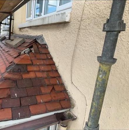 Damaged clay tile hip in need of repair